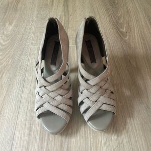 Banana Republic - nude suede heels - sz 6.5